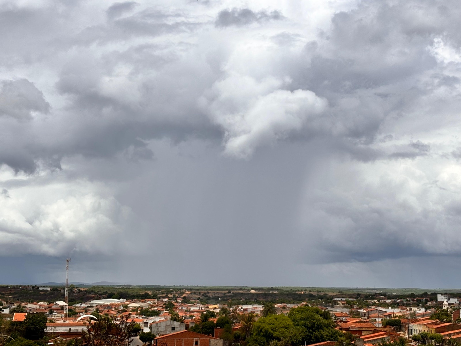Chove em cerca de 150 municípios, e a tendência é de novos acumulados expressivos até quarta-feira (15)