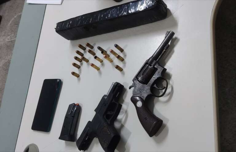 Foragido da Justiça é preso pela PMCE em posse de armas e drogas no bairro Quintino Cunha