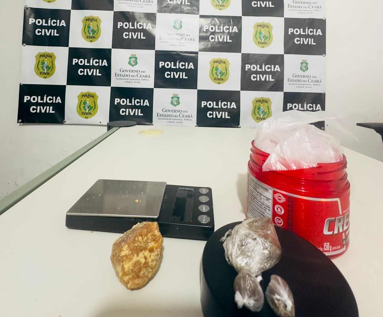 Após denúncia, suspeito de integrar grupo criminoso é preso pela PCCE com drogas em Maranguape