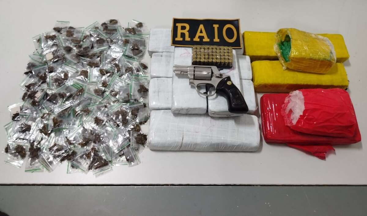 Cerca de 7,5 kg de maconha, cocaína e crack apreendidos por PMs em casa abandonada em Sobral