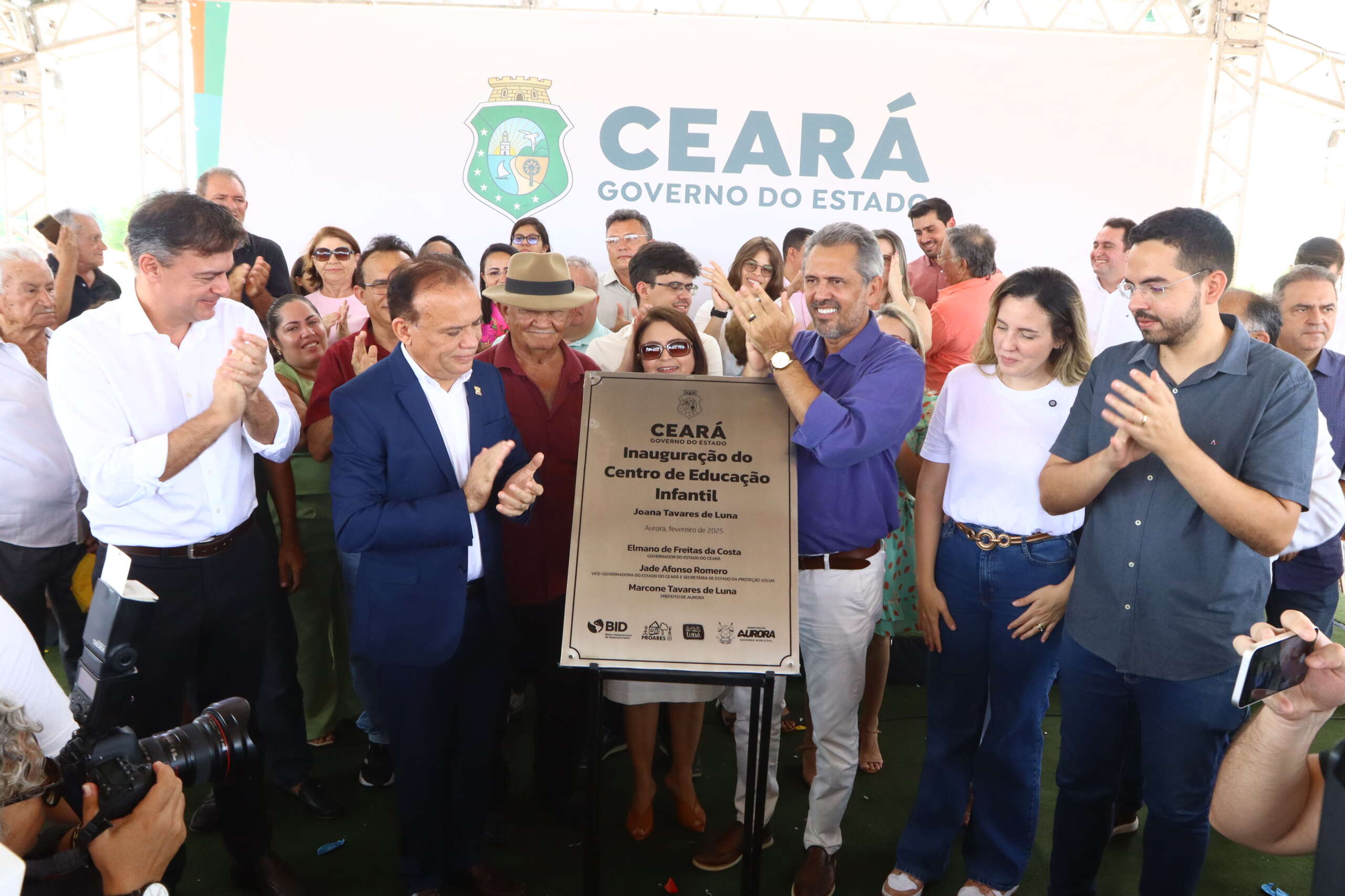 Governo do Ceará entrega Centro de Educação Infantil e Brinquedopraça para população de Aurora