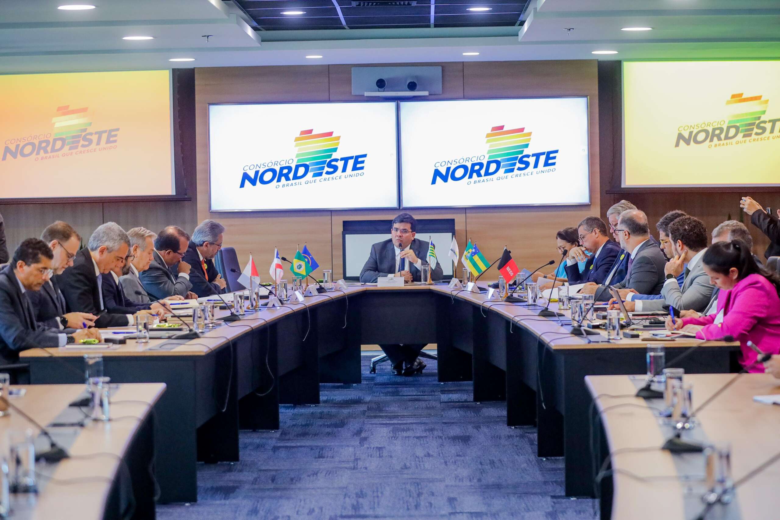 Com presença do governador Elmano, Consórcio Nordeste assina memorando com Ministério da Fazenda para fortalecer transição energética