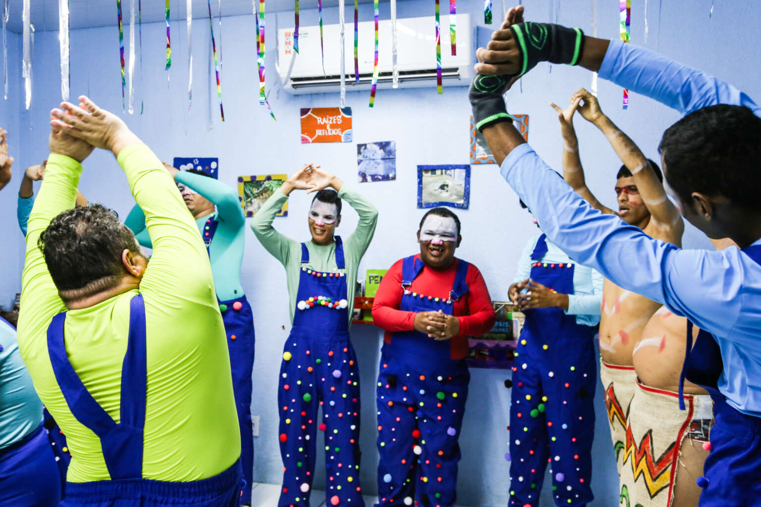 Arteterapia transforma rotina de pessoas com múltiplas deficiências abrigadas nas Residências Inclusivas do Ceará