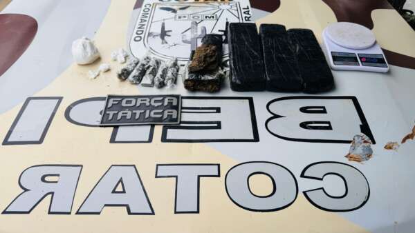 Homem é preso pela PMCE com mais de 2 kg de drogas enterradas em Russas