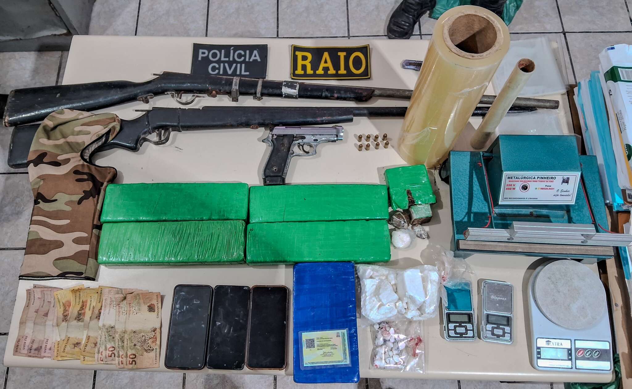 Operação conjunta resulta em prisão e na apreensão de armas e drogas em Cascavel