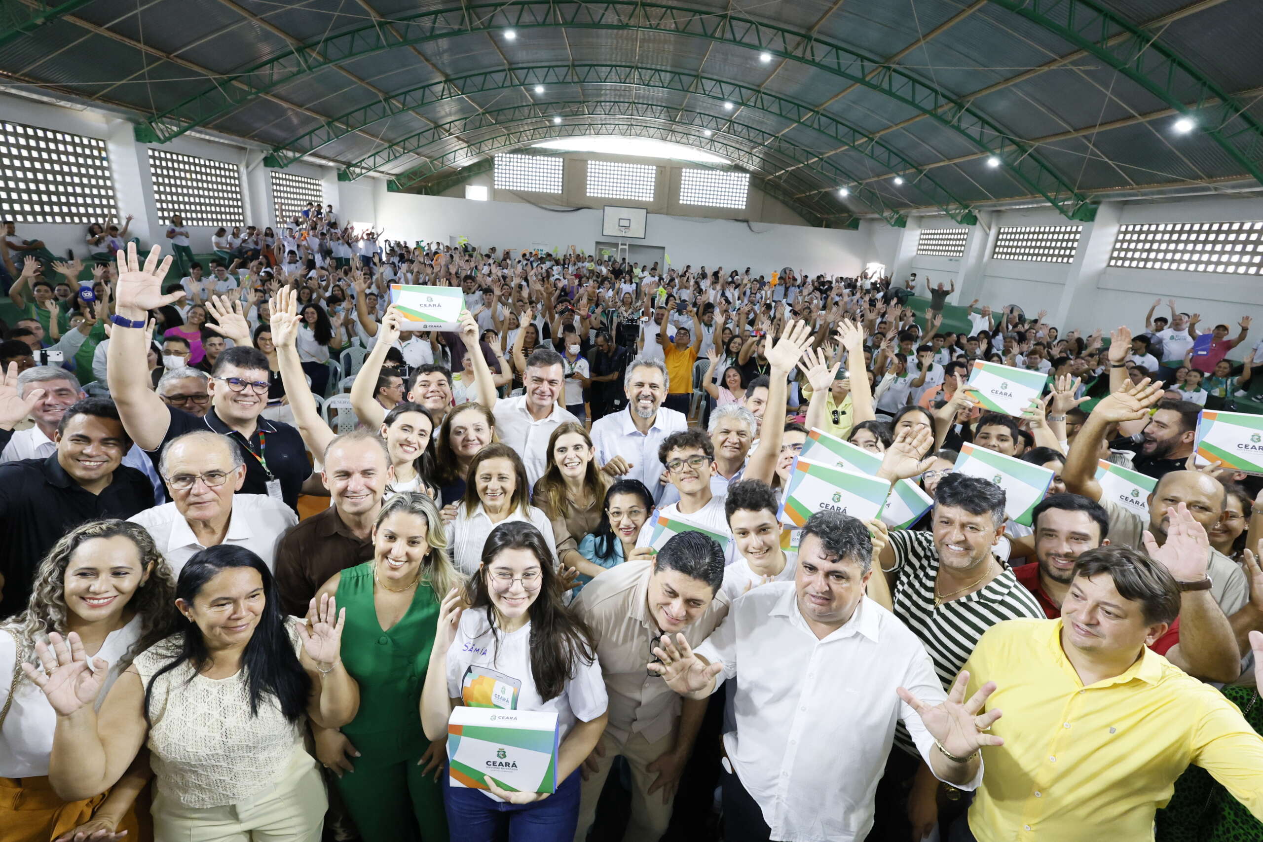 Em Jaguaruana, mais de 11 mil estudantes do Vale do Jaguaribe e Litoral Leste recebem tablets do Governo do Ceará