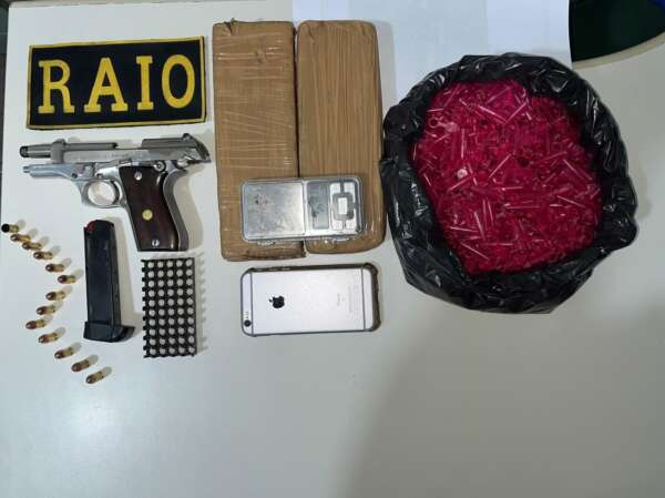 PMCE apreende adolescente com arma, munições e tabletes de maconha em Fortaleza