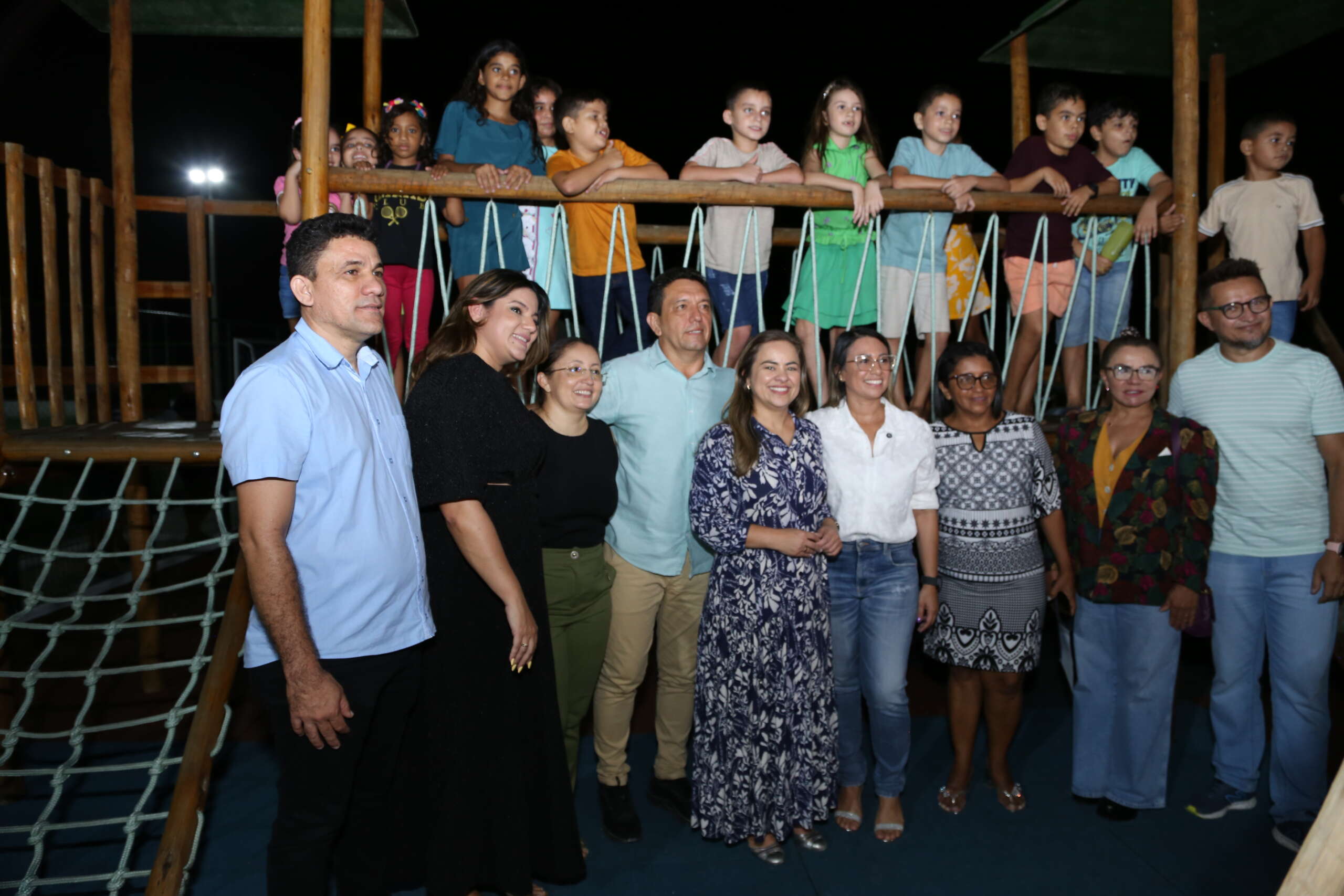 Moradores celebram inauguração de brinquedopraça em Choró