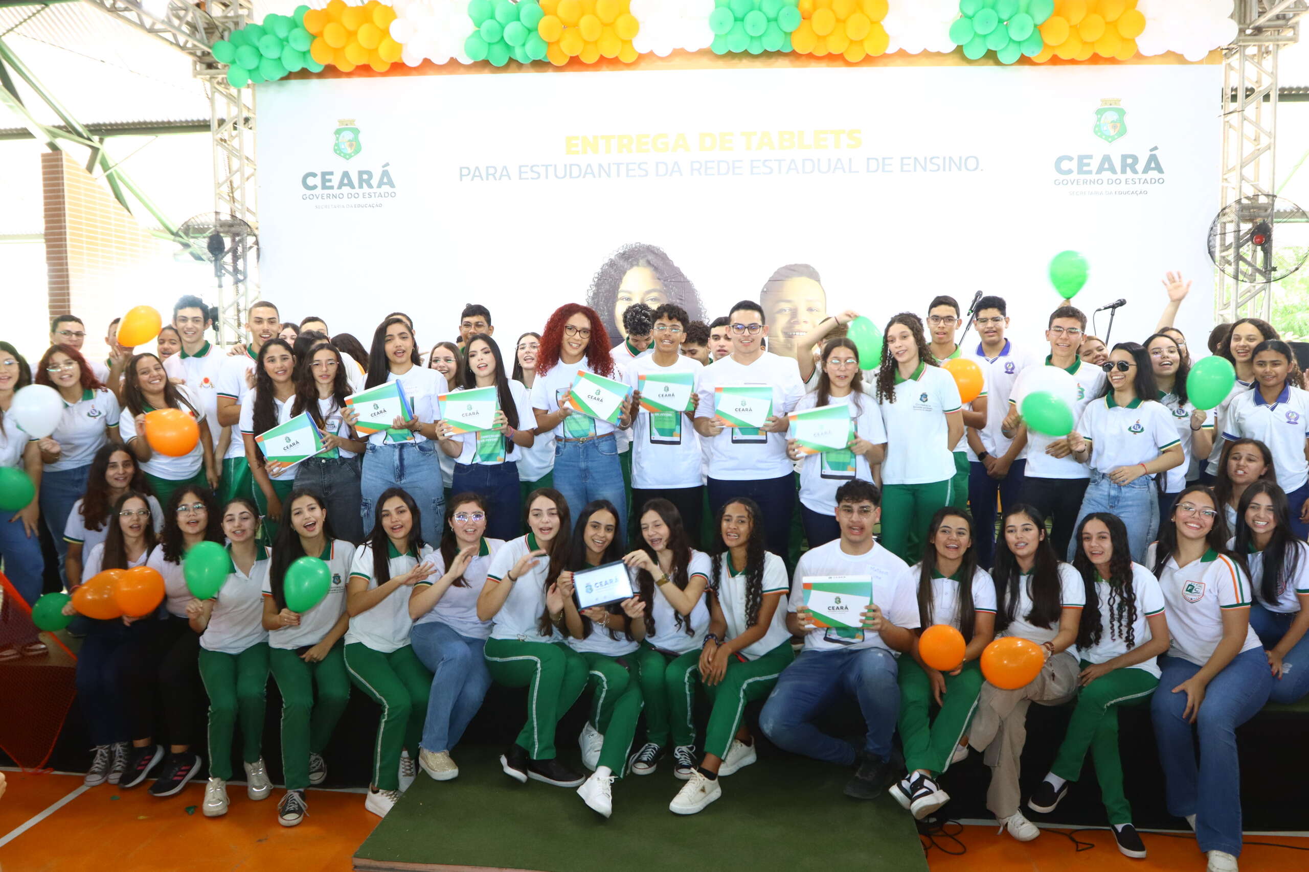 Em Jaguaribe, Governo do Ceará entrega 3.271 tablets e nova Areninha