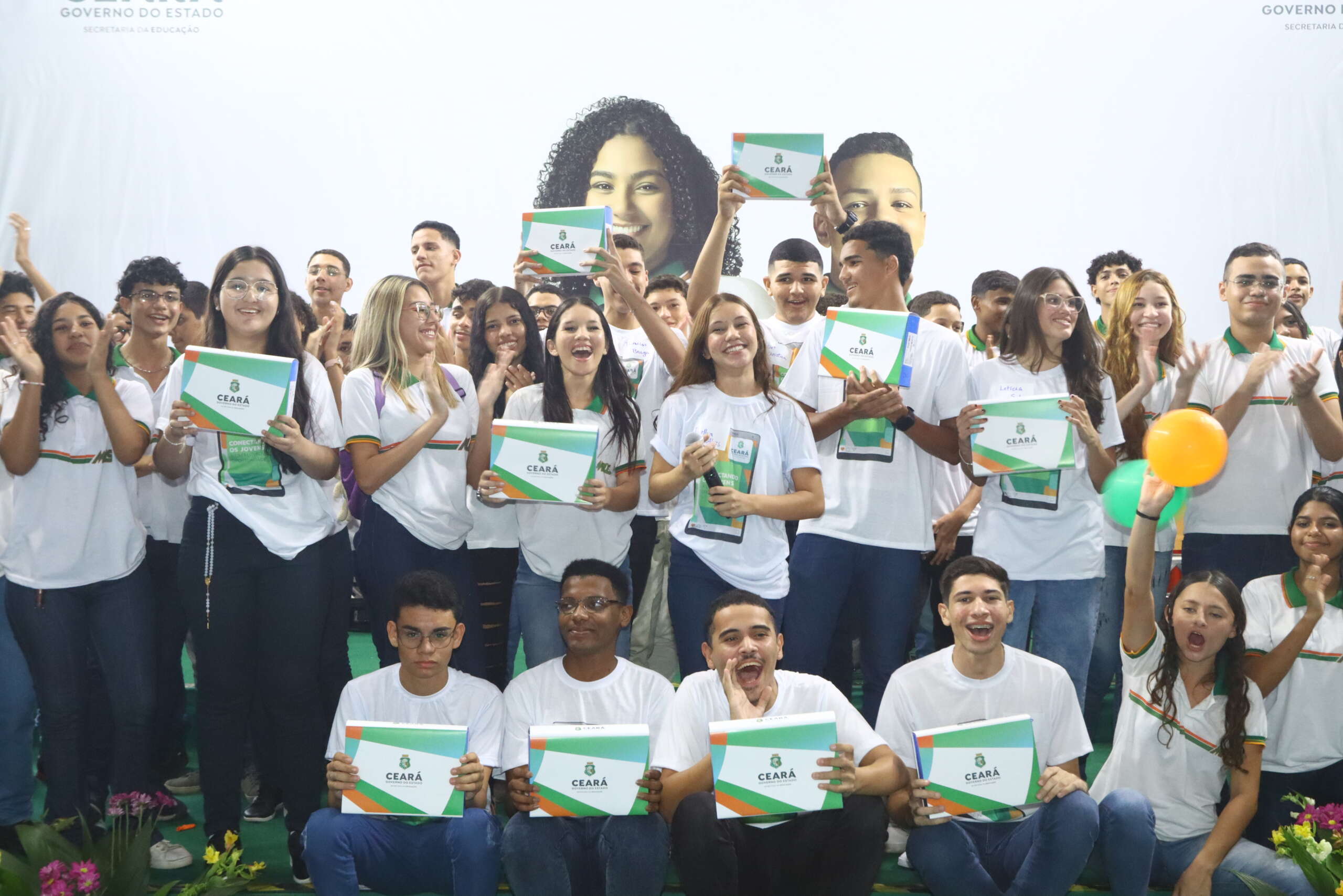Governo do Ceará entrega aproximadamente 17 mil tablets a estudantes da Crede 2
