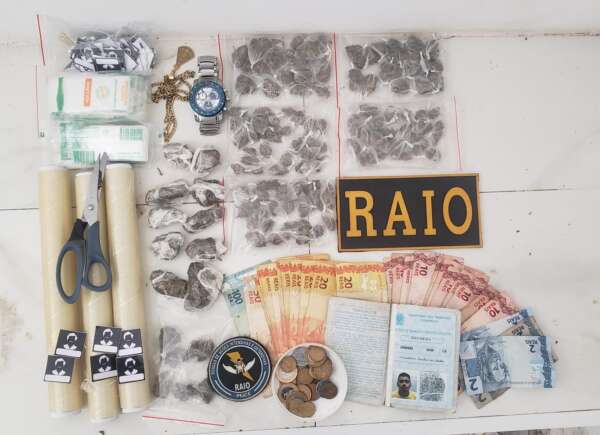 PMCE prende homem por tráfico de drogas e apreende moto em Fortaleza