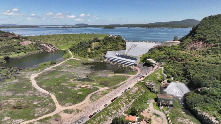 Açude Orós volta a sangrar após 14 anos