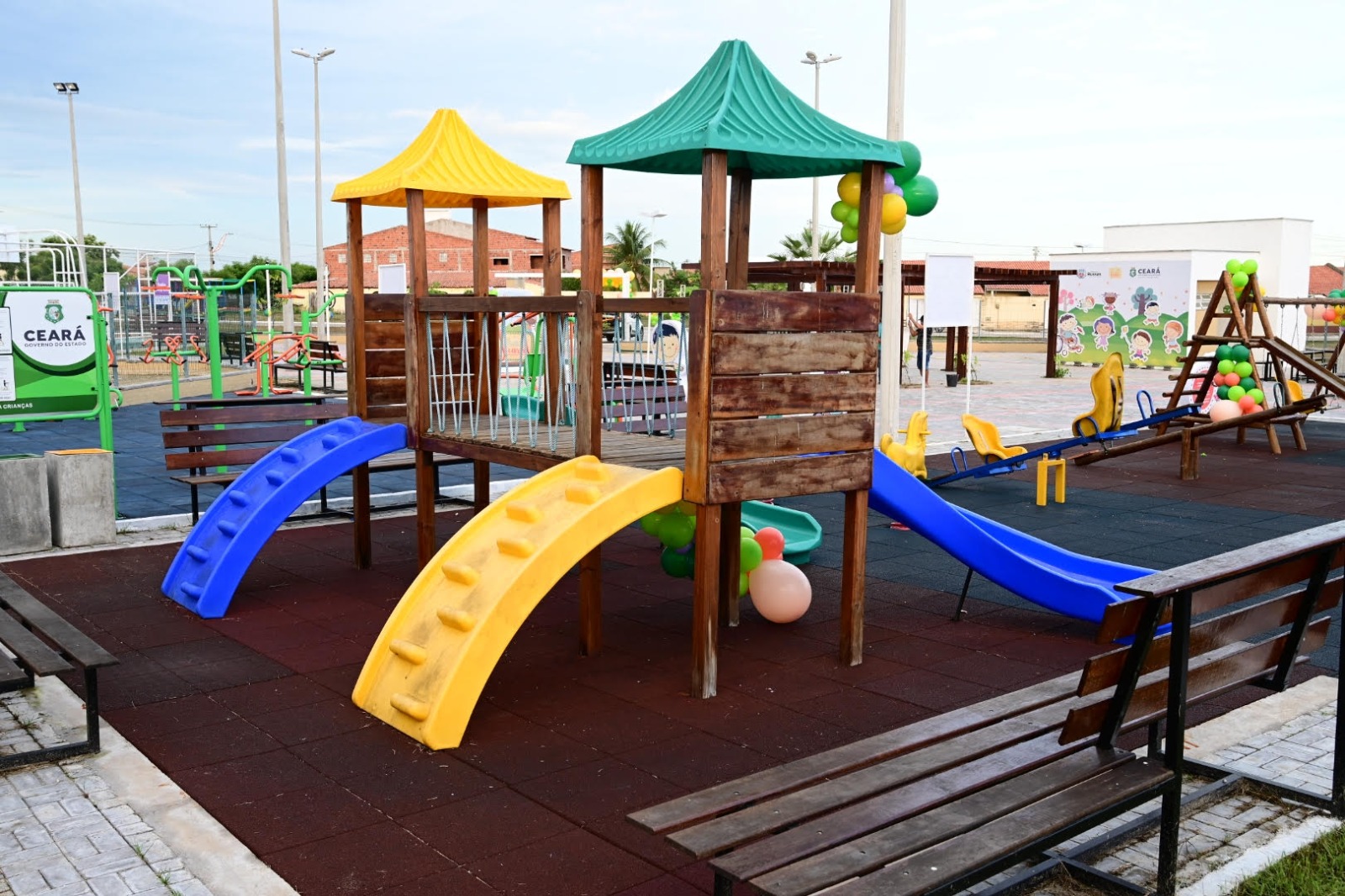 Governo do Ceará entrega nova brinquedopraça em Fortaleza
