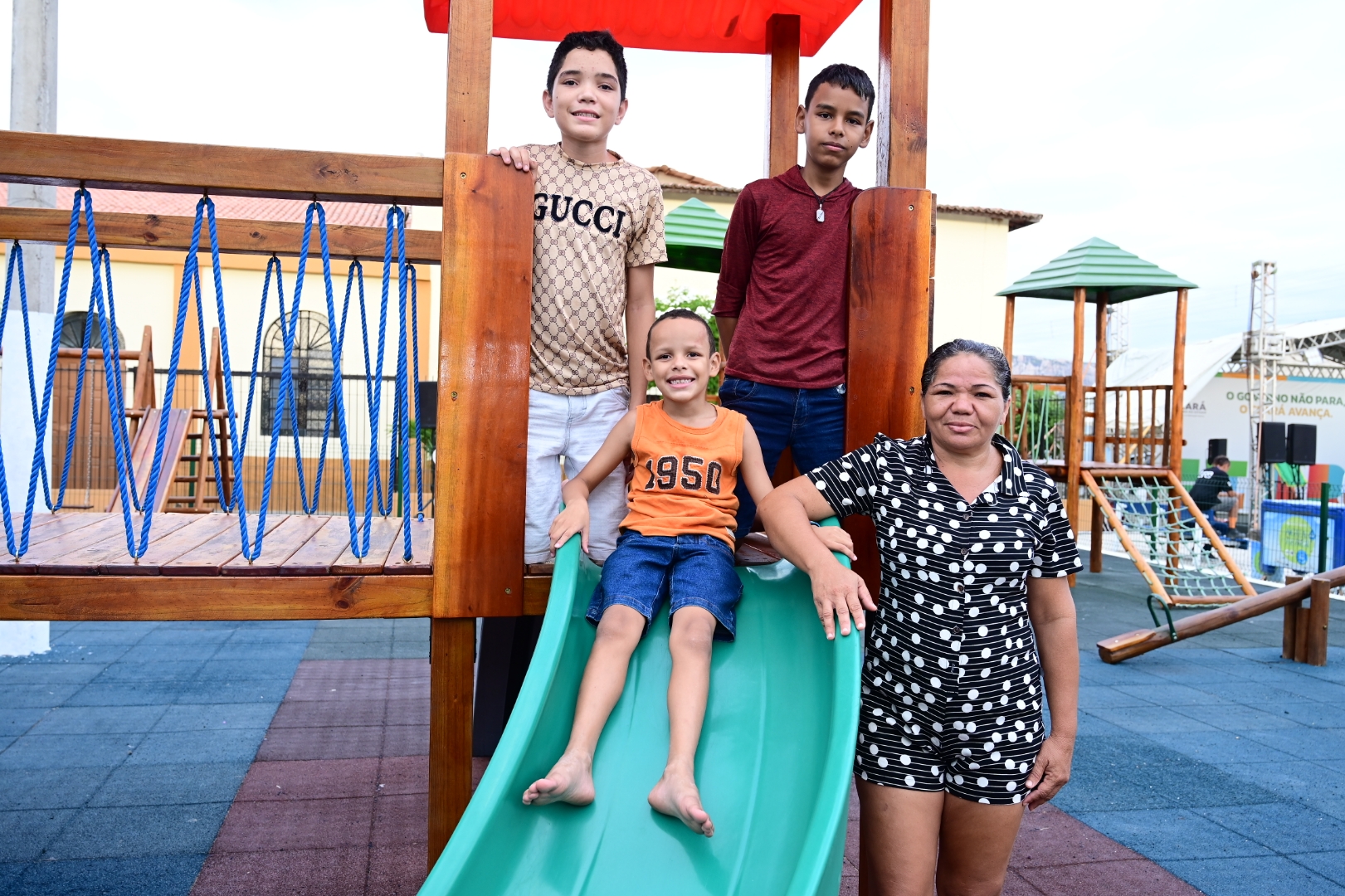 Inauguração de brinquedopraça anima infância e reúne famílias no Campo Novo, em Quixadá