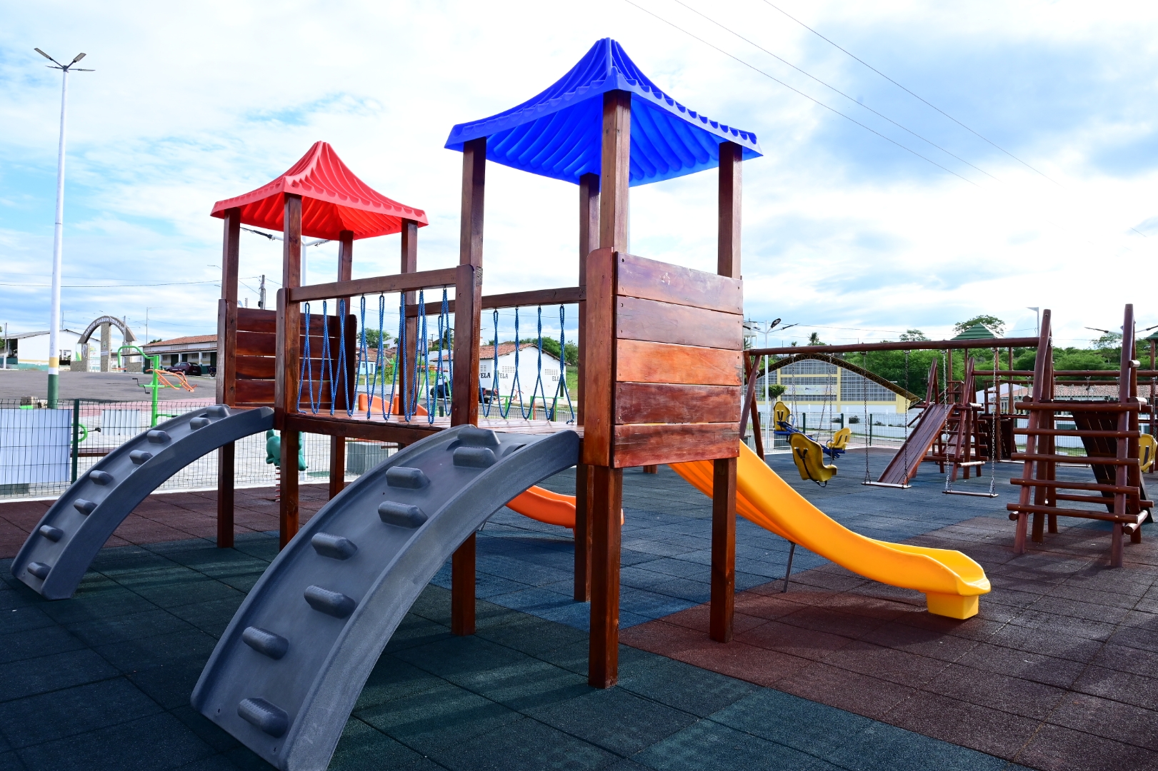 Governo inaugura brinquedopraça e entrega certificados em Iracema