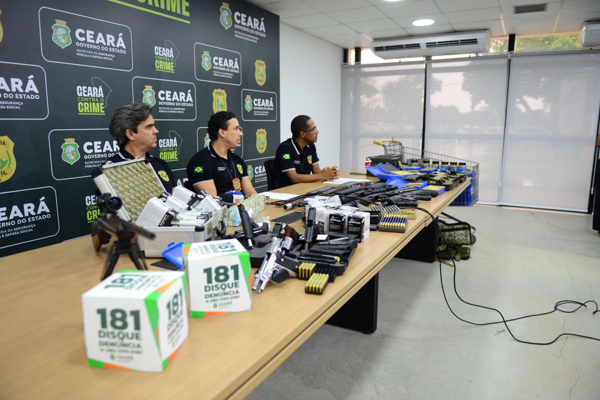 PCCE prende cinco pessoas e apreende 12 armas durante operação em Fortaleza