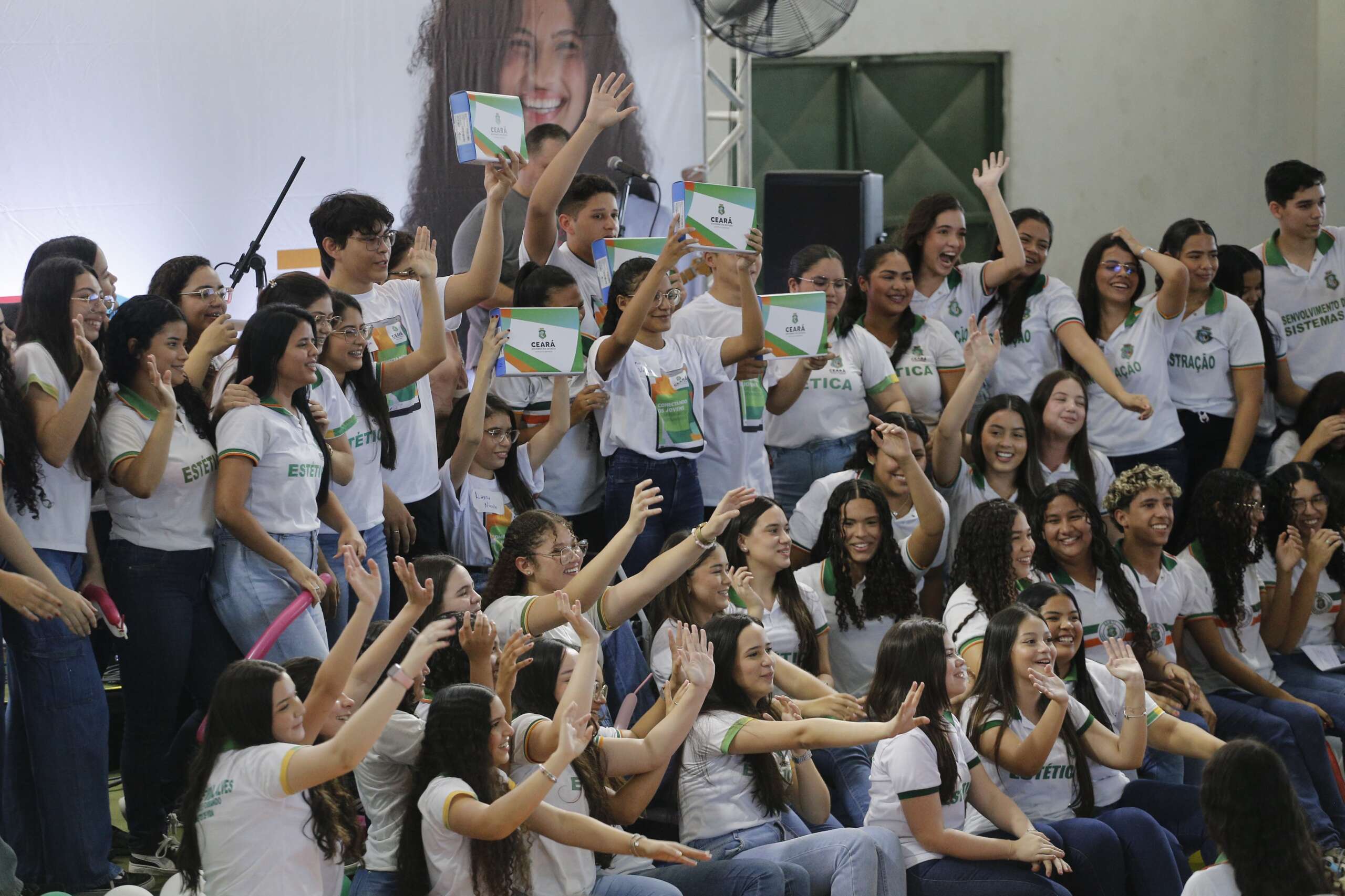 Em Caridade, Governo do Ceará inaugura estrada e entrega mais de 5 mil tablets para estudantes da Crede 7
