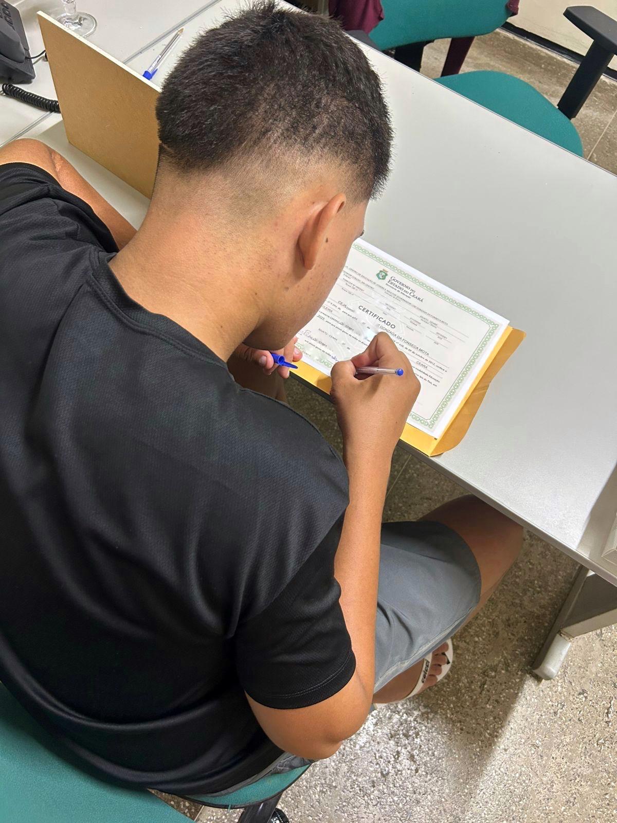 Adolescente do Centro de Semiliberdade de Iguatu reconstrói vida por meio da educação