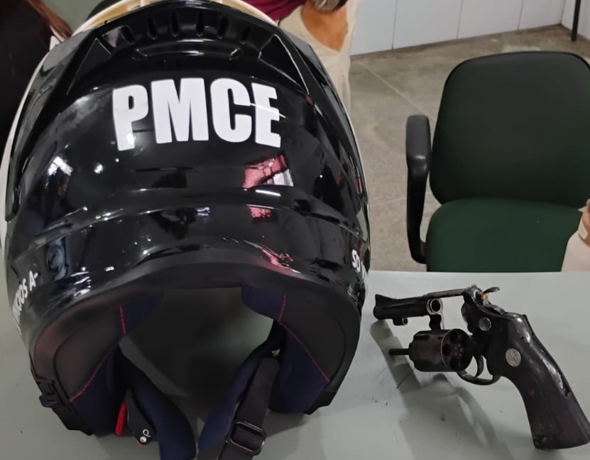 PMCE prende mulher em posse de arma de fogo no bairro Quintino Cunha