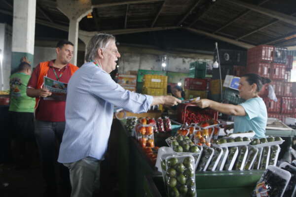 Ouvidoria Ativa percorre galpões da Ceasa em Maracanaú