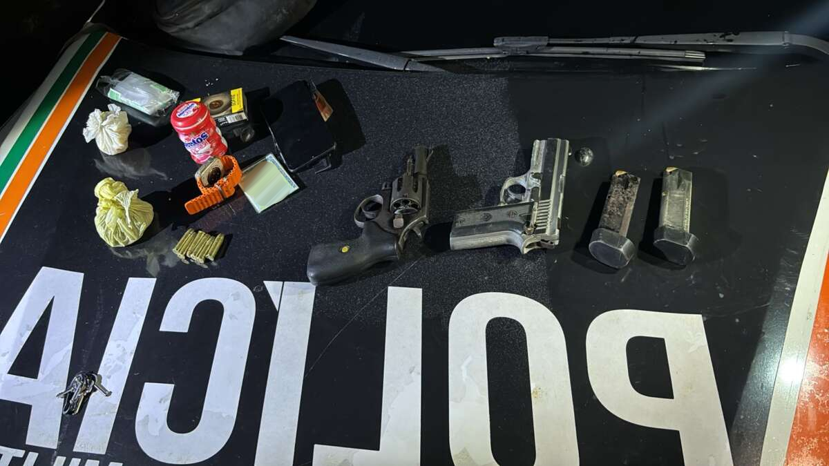 Polícia Militar apreende três armas, drogas e captura quatro pessoas no bairro José Bonifácio
