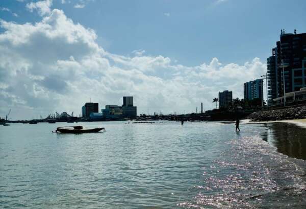 Fortaleza tem 14 trechos de praia próprios para banho neste fim de semana