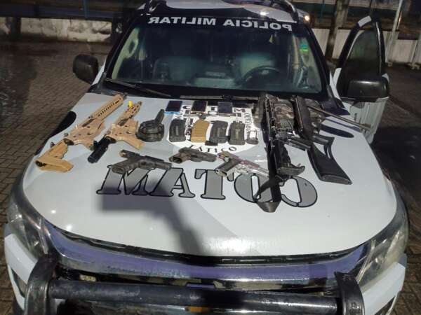 Polícia Militar apreende arsenal com três fuzis e captura cinco suspeitos em Fortaleza