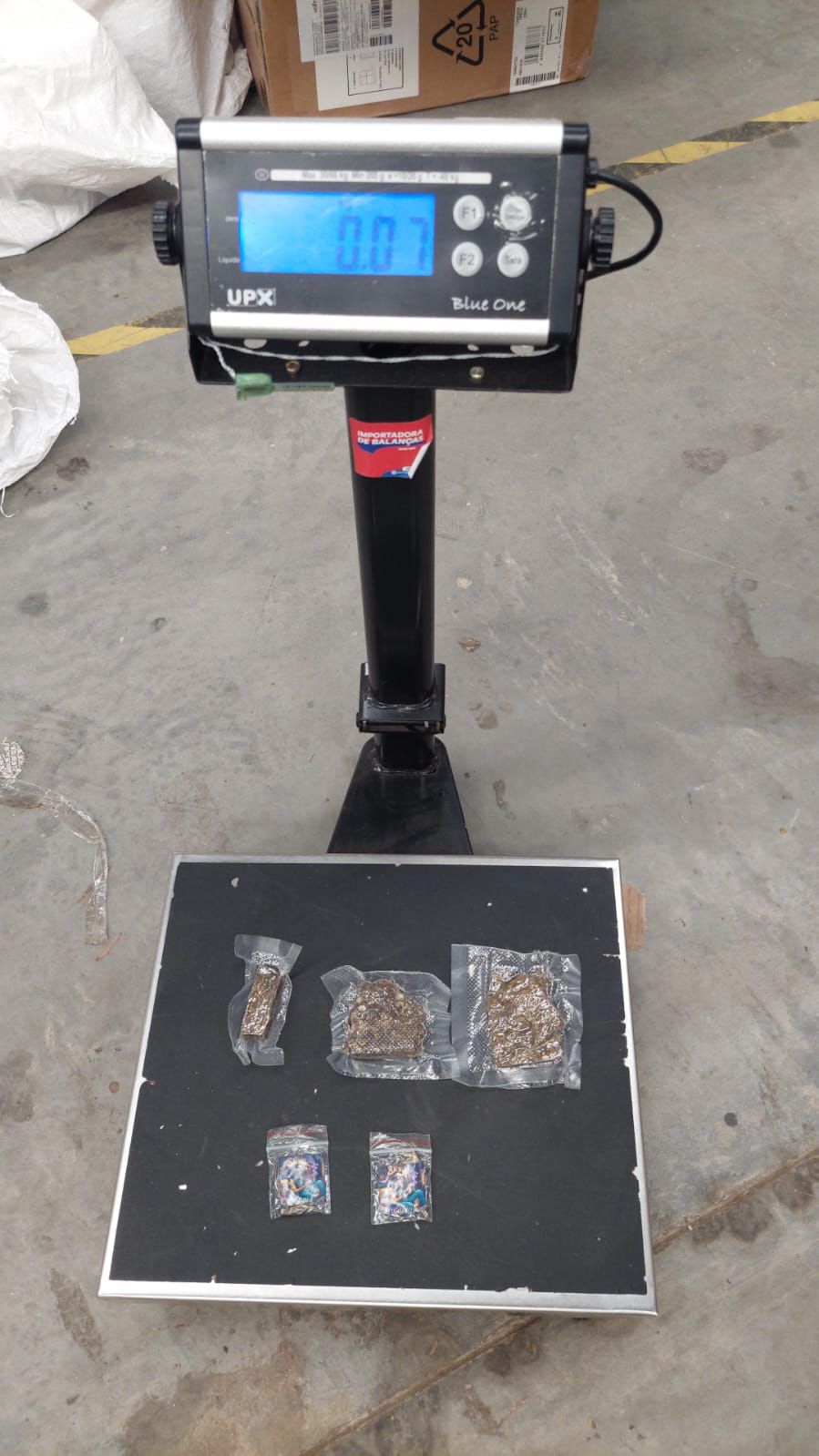 Com auxílio de cão farejador, drogas que estavam escondidas em encomendas são apreendidas pela PCCE