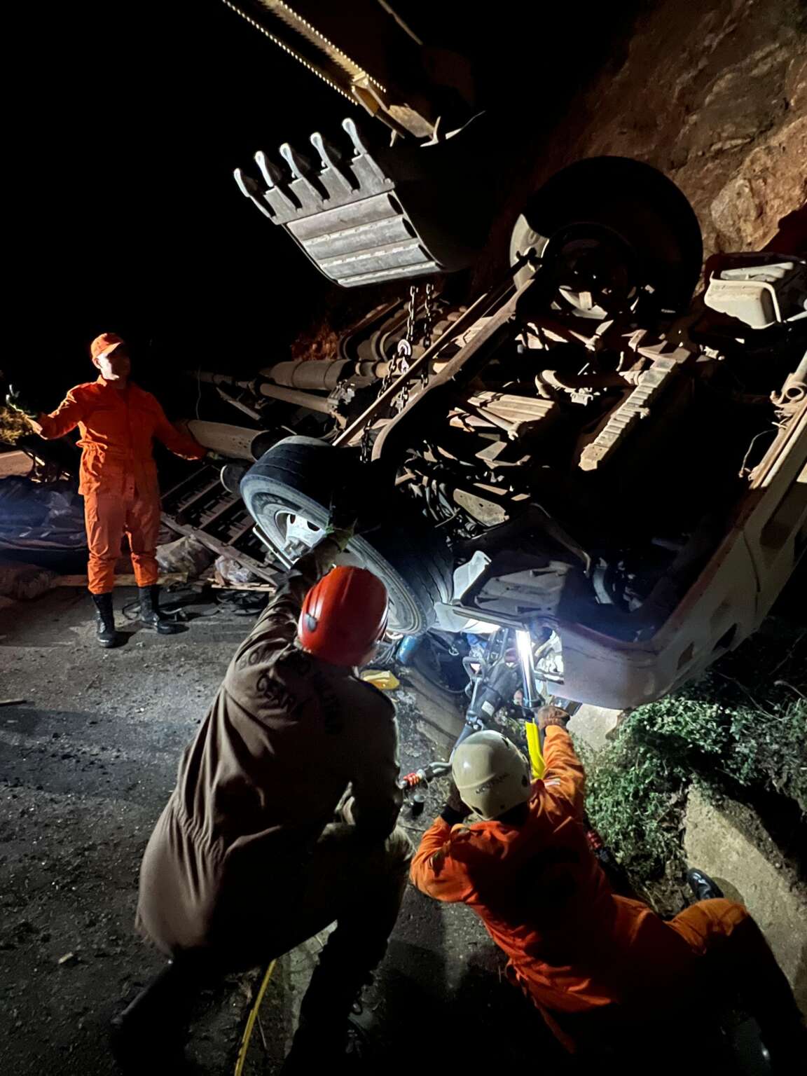 CBMCE resgata condutor com vida após grave acidente de trânsito na CE 469, em Crateús