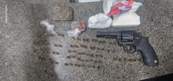 PMCE prende suspeito por tráfico de drogas e posse ilegal de arma em Pacajus