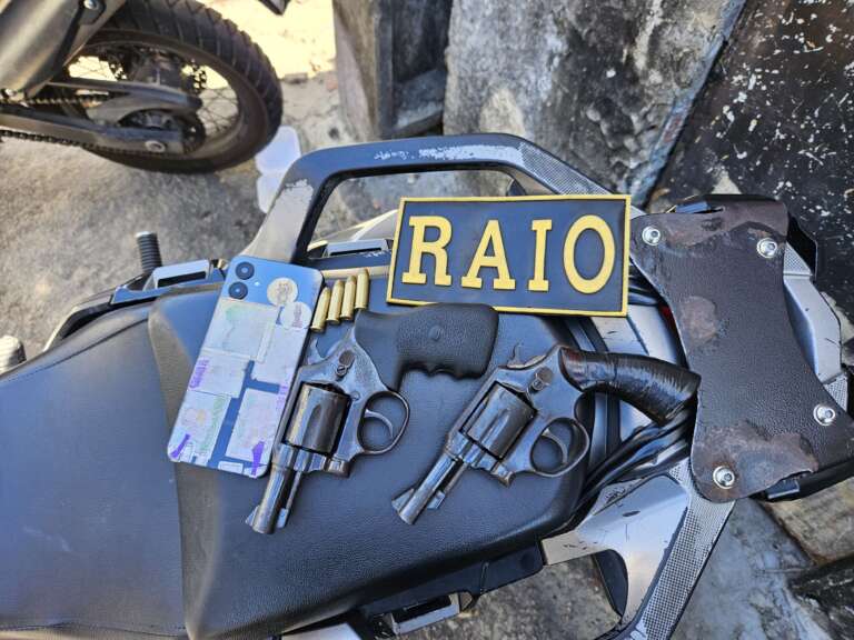 PMCE prende dupla por homicídio e apreende armas de fogo no bairro Vicente Pinzon