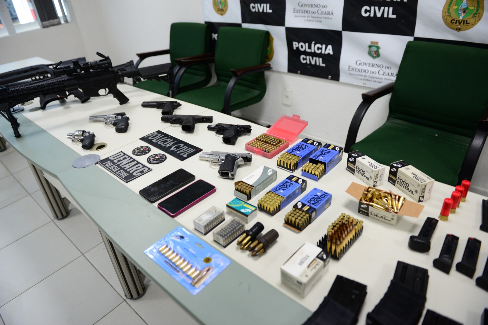 Investigação da PCCE prende três suspeitos e apreende 13 armas fogo