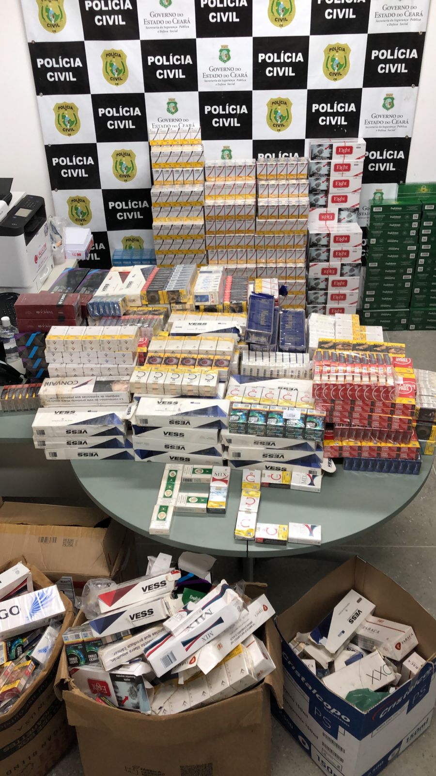 PCCE prende em flagrante suspeita de distribuir cigarros contrabandeados em Cascavel