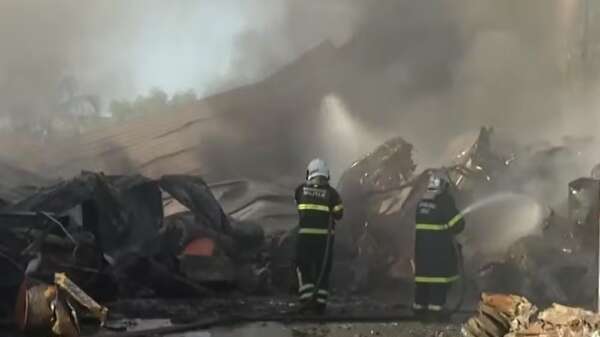 Corpo de Bombeiros debela incêndio em galpão de Sobral