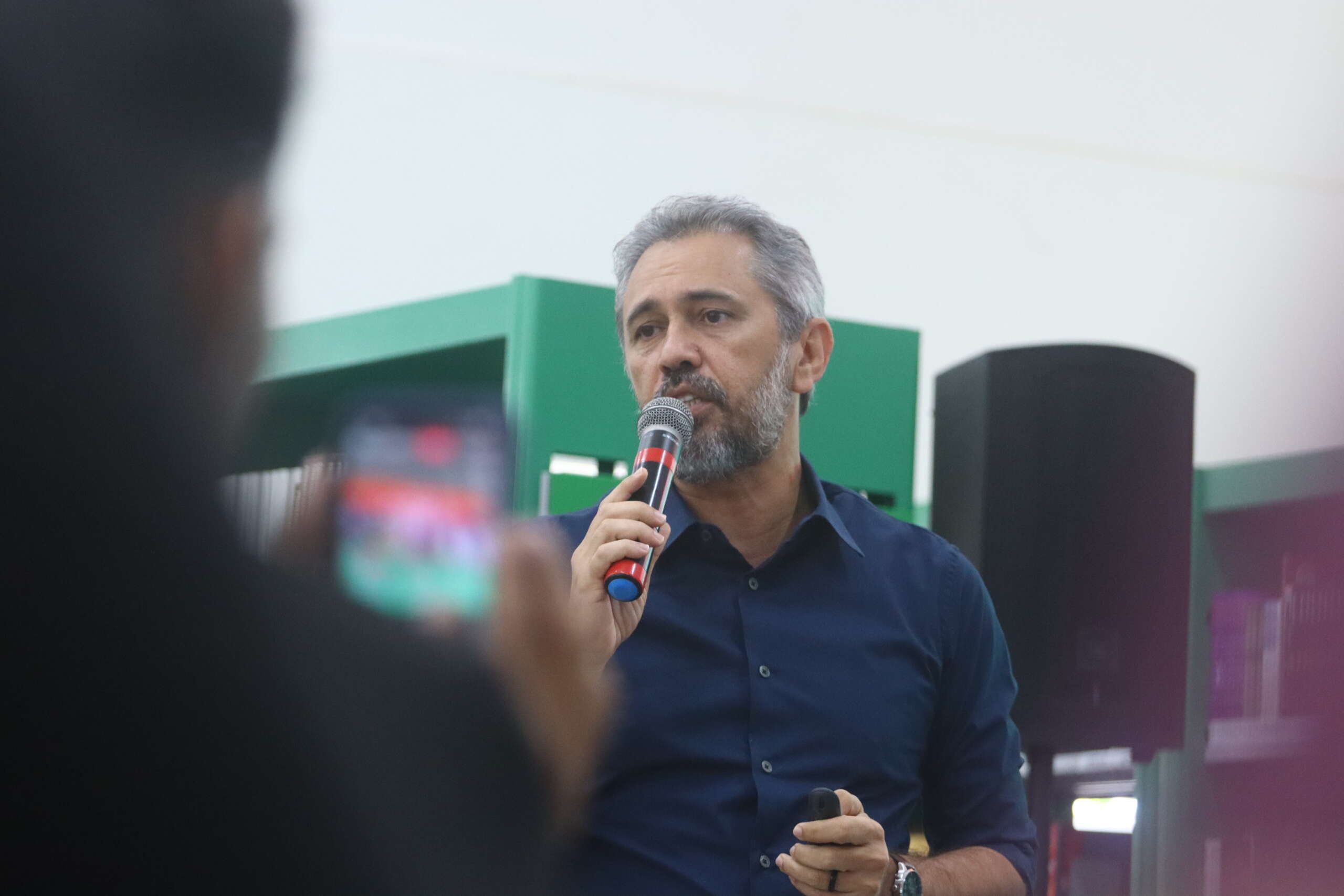 Governador Elmano destaca investimentos para os sertões Central e de Canindé durante encontro com profissionais de imprensa