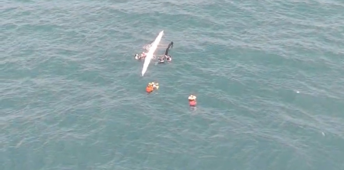 Ciopaer/SSPDS e CBMCE resgatam seis ocupantes de canoa havaiana em Caucaia