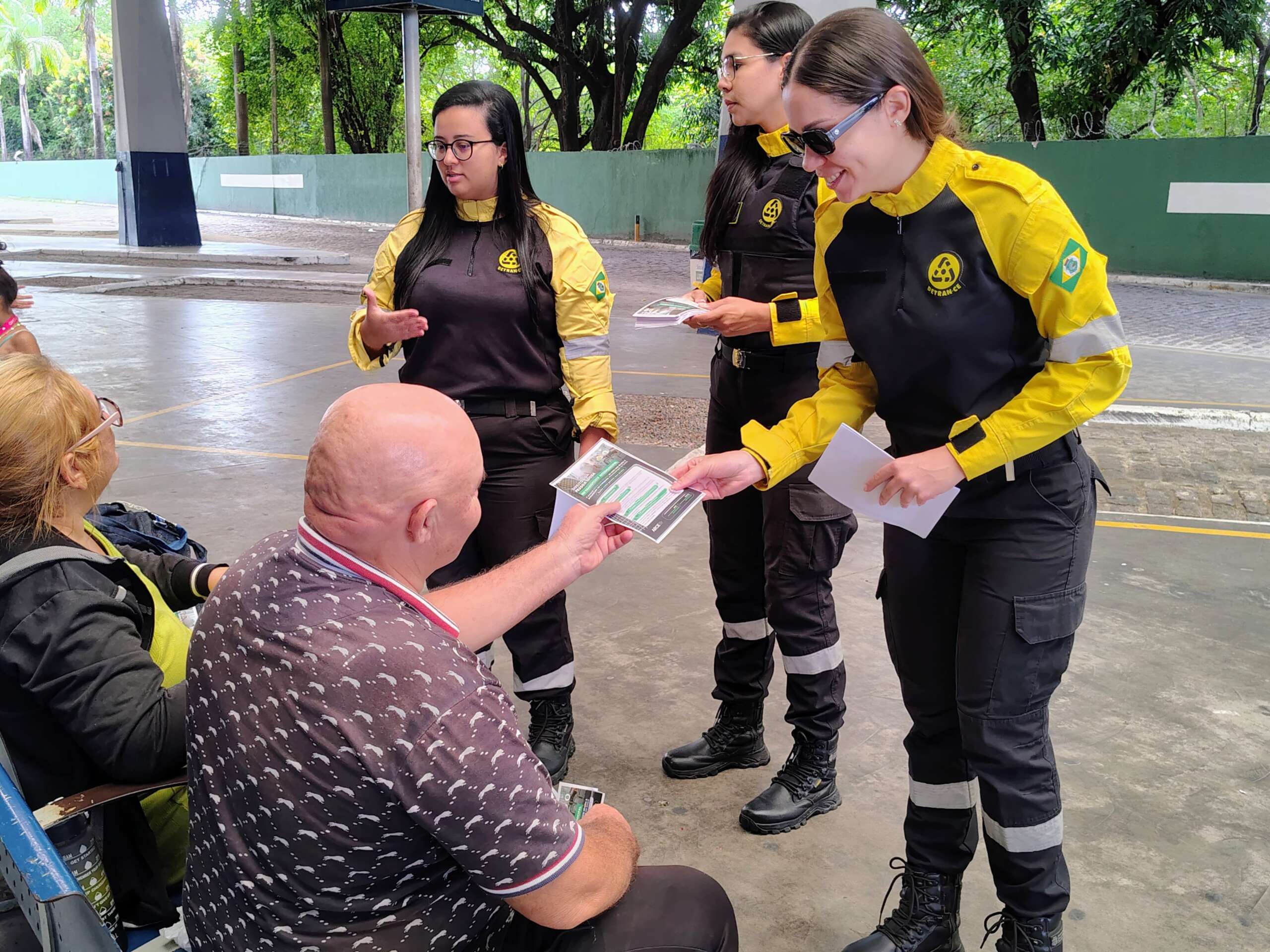 Detran-CE realiza ações educativas sobre direitos dos idosos no transporte intermunicipal