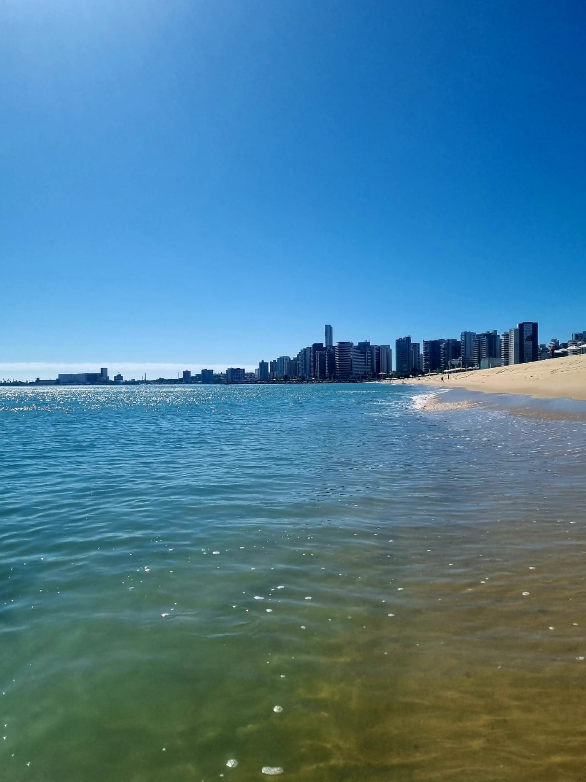 Bateu calor? Orla de Fortaleza tem 22 trechos próprios para banho neste fim de semana