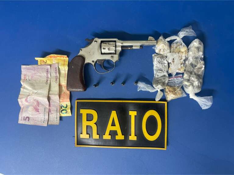 Polícia Militar captura dupla e apreende arma de fogo e drogas em Fortaleza