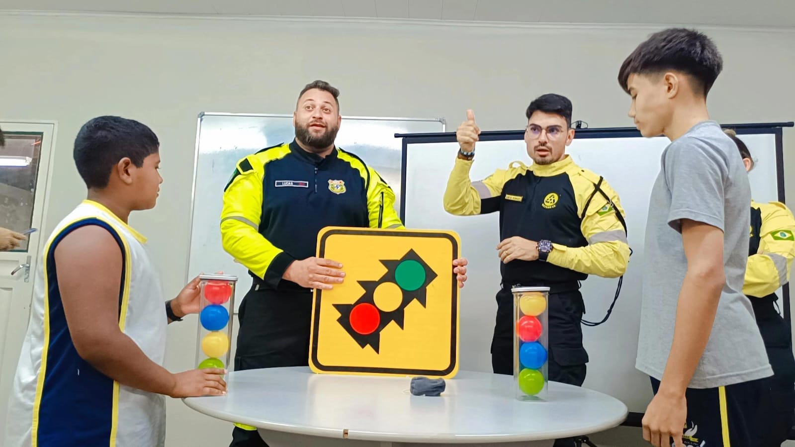 Detran-CE realiza palestras e oficinas educativas para estudantes e motoristas profissionais no Cariri