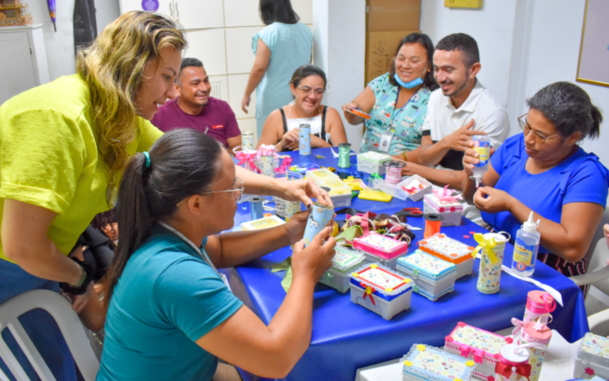 Pais e mães de bebês internados participam de oficina terapêutica em alusão ao Dia das Crianças no Hospital César Cals