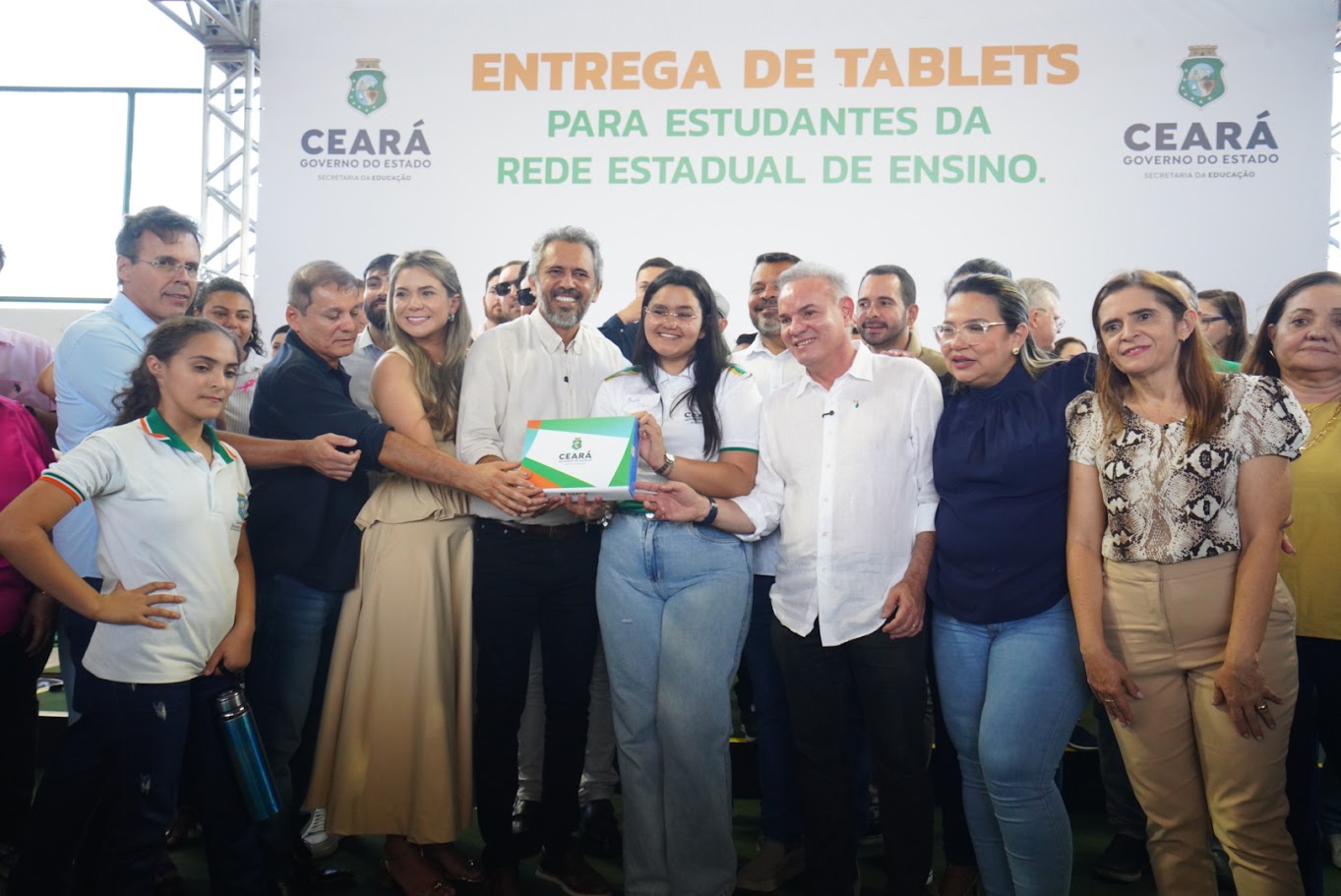 Governo do Ceará entrega tablets a estudantes da 1ª série do Ensino Médio em Pacatuba