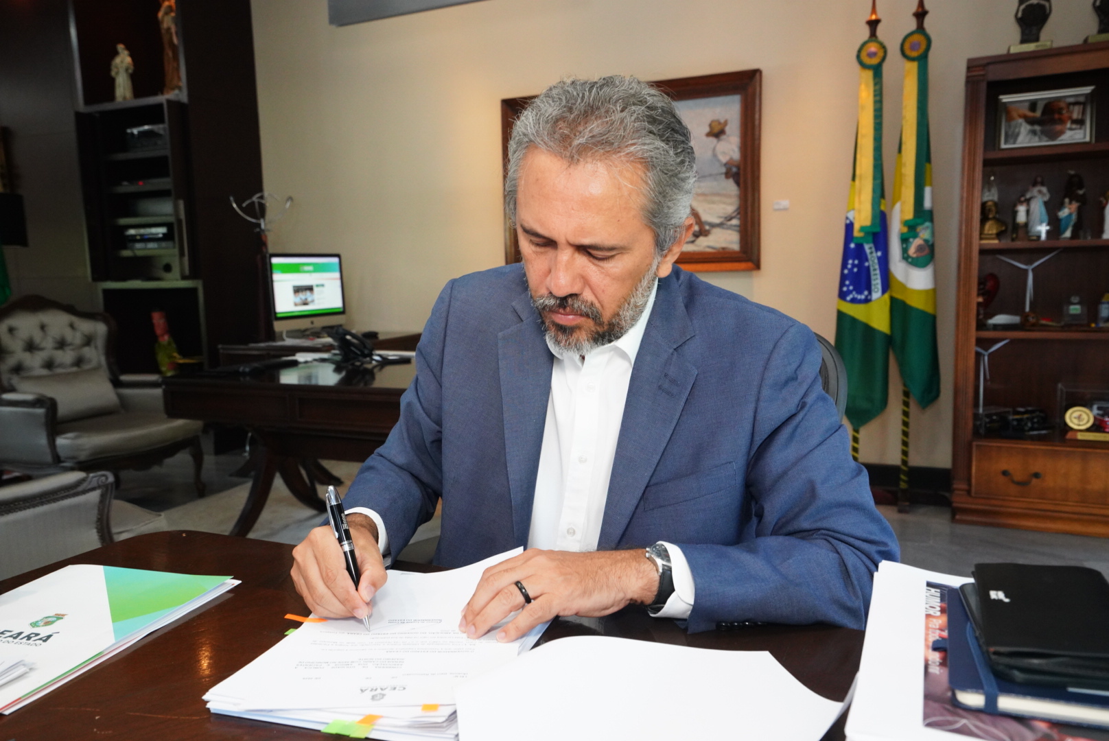 Governador Elmano de Freitas sanciona lei que autoriza compra de férias de policiais