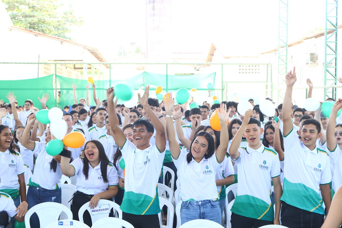Inclusão digital: Governo do Ceará entrega tablets para estudantes do 1º ano do Ensino Médio de Paraipaba
