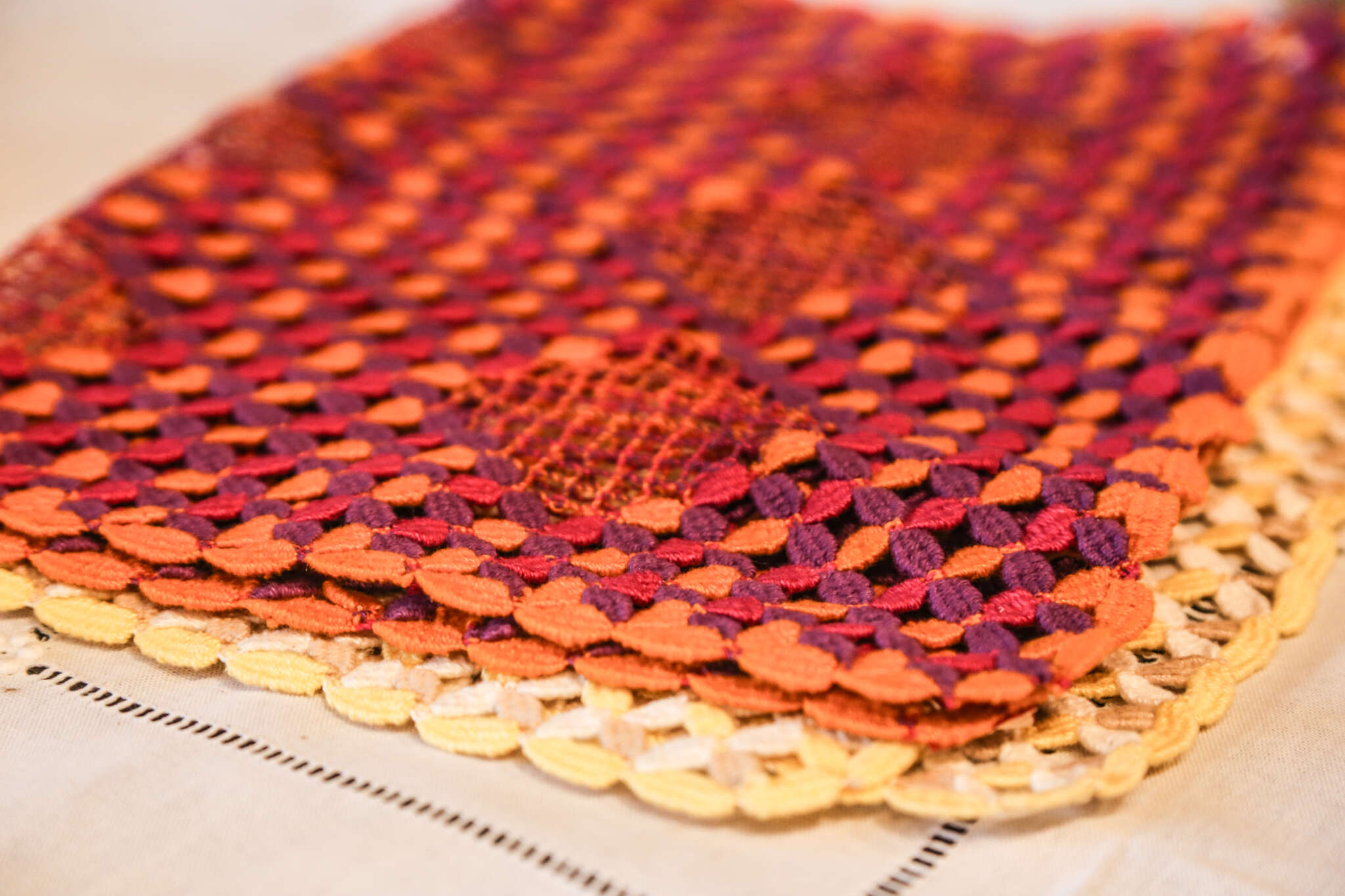 Loja da CeArt recebe artesãos do crochê, bordado e couro