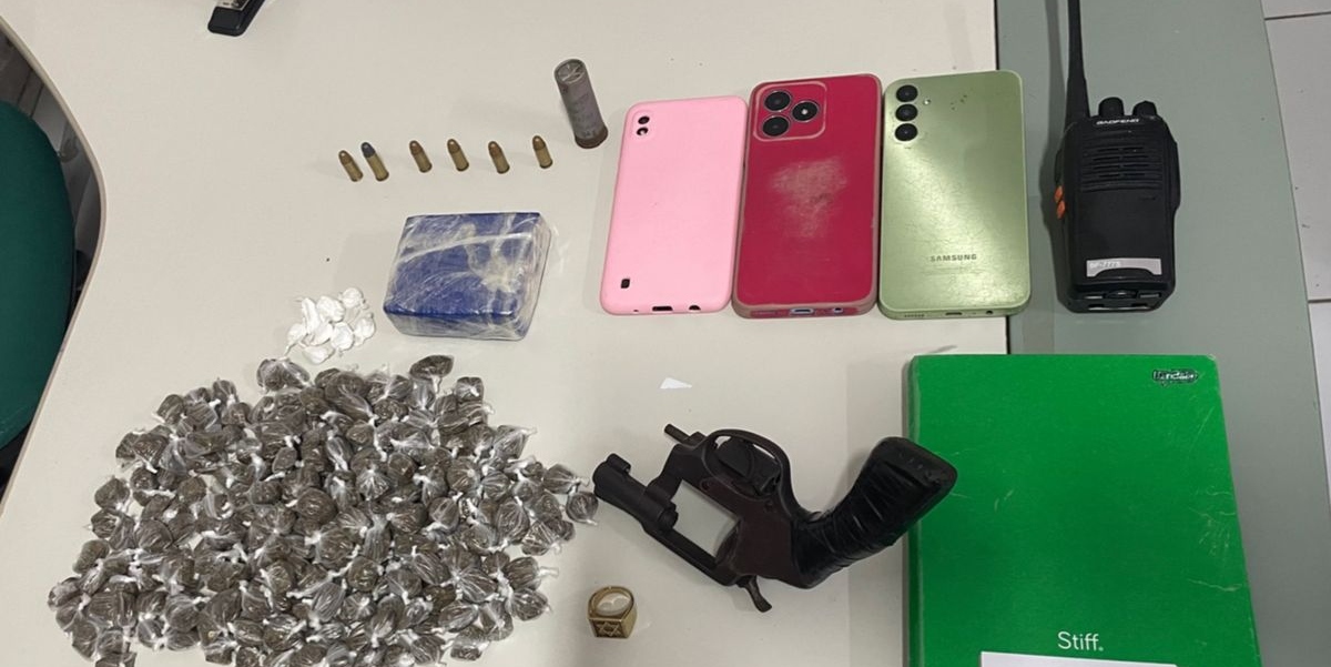 Com auxílio do Disque-Denúncia 181, equipes das Forças de Segurança prendem dupla por tráfico de drogas em Maracanaú