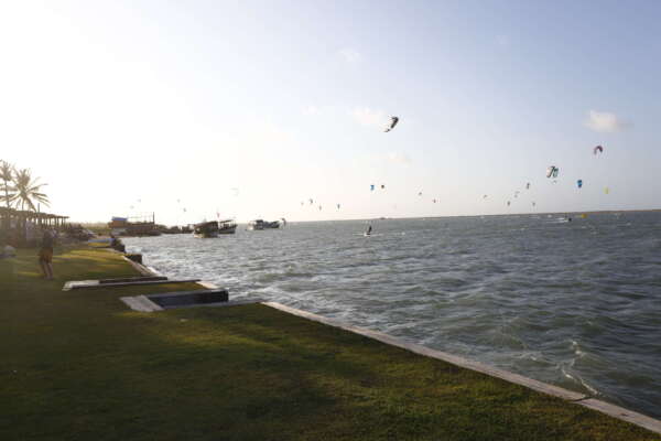 Ventos que geram oportunidades: kitesurfe transforma realidades e se consolida como vetor econômico no Ceará