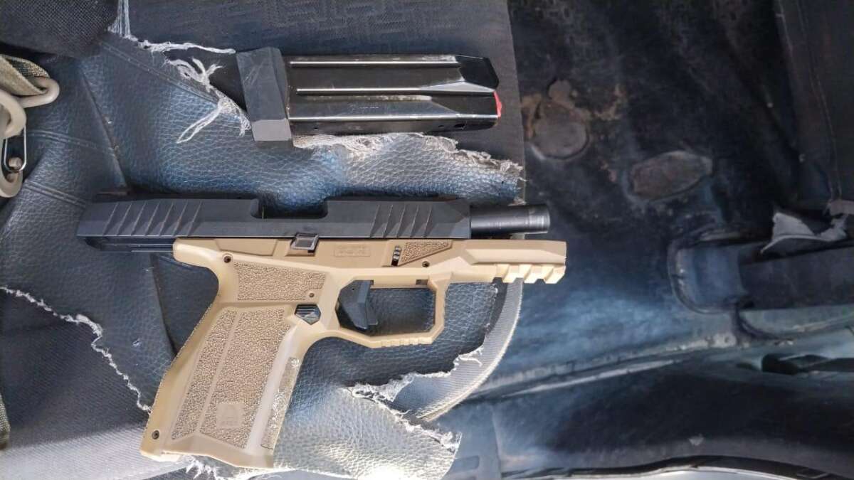 Com informações do Disque-Denúncia 181, PMCE prende dupla por tráfico de drogas no Vila Velha