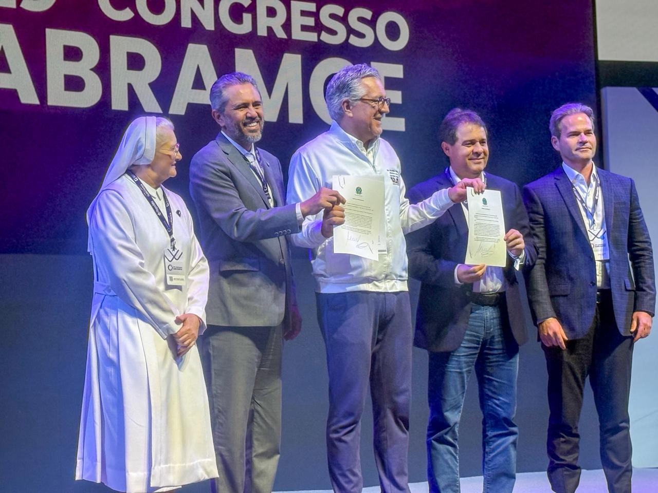 Governador Elmano de Freitas assina acordo com Ministério da Saúde e setor privado para ampliar atendimento do SUS em quatro municípios