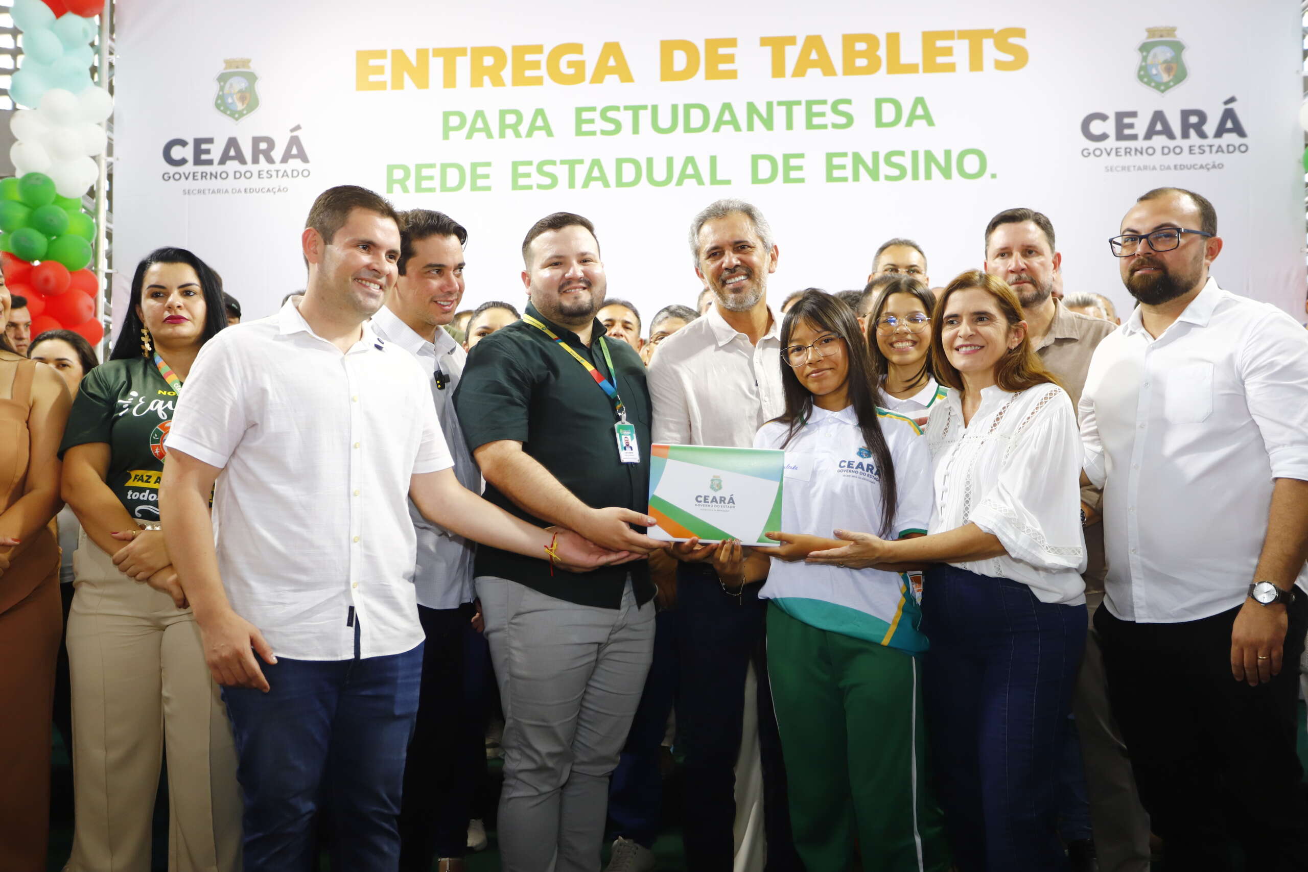 Em Reriutaba, Governo do Ceará entrega tablets para 300 alunos da 1ª série do Ensino Médio de duas escolas